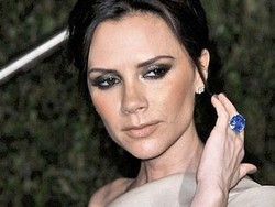 7 Cincin Indah dengan Batu Berwarna Pilihan Selebriti Dunia