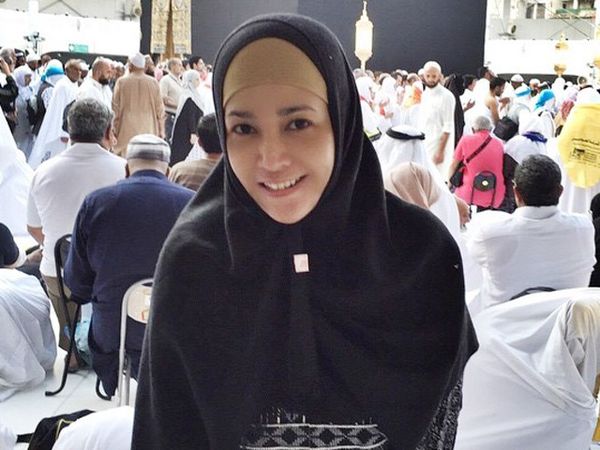 Cantiknya Maia Estianty Berhijab di Mekkah