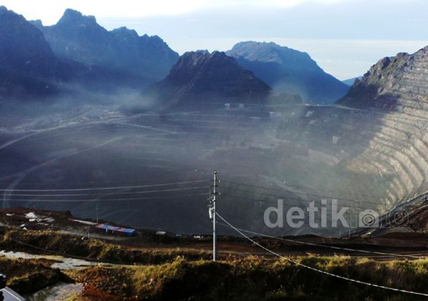 Kilau Gunung Emas Freeport di Papua