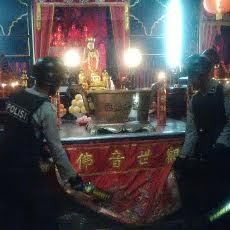 Polisi Sterilisasi Kelenteng Sehari Jelang Imlek