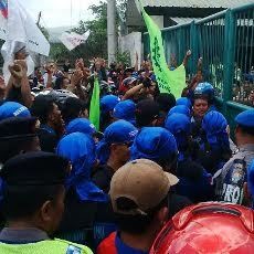 500 Karyawan Demo Pabrik Tekstil Tolak Gaji di Bawah UMK