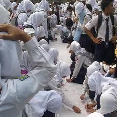 Ratusan Siswa SMPN di Situbondo Segel Ruang Kelas Tolak Kasek Dimutasi