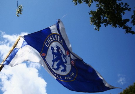 UEFA dan Blatter Kutuk Pelecehan Rasial oleh Fans Chelsea di Paris