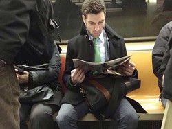 Foto Para Pria Tampan Baca Buku di Instagram Bikin Heboh Social Media