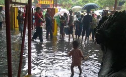 Hujan Deras Timbulkan Genangan Air di Pelataran Klenteng Dharma Bhakti