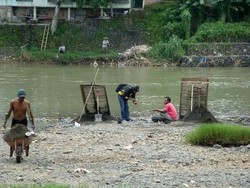 Mencari Batu Akik di Sungai Klawing Purbalingga