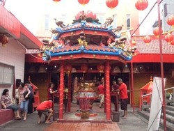 Berdoa di Klenteng Toa Se Bio Minta Kemakmuran di Tahun Kambing Kayu