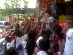 Imlek, Puluhan Warga Berebut Angpau di Klenteng Tua Gondomanan Yogyakarta