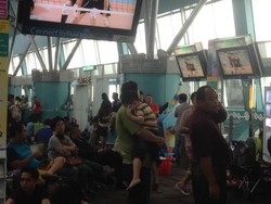 Capek Tunggu Lion Air, Penumpang Tidur Hingga Selfie di Bandara