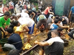 Ratusan Warga Serbu Tumpahan Minyak di Lokasi Kecelakaan Kereta Api