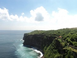 Pura Uluwatu di Bali, Antara Pemandangan Cantik & Monyet Nakal