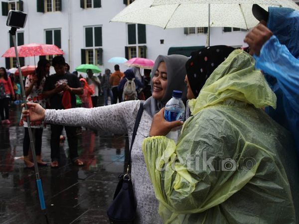 Diguyur Hujan, Kota Tua Tetap Ramai