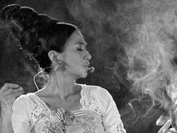 Seniman Bali Ayu Laksmi Usung Tujuh Bahasa di Album Terbaru