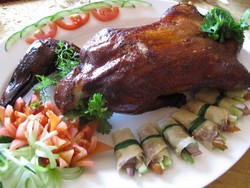 Ingin Menyantap Bebek Peking dan Nian Gao? Cek Dulu Kandungan Kalorinya