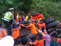 Evakuasi Korban Kecelakaan Bus di Tol Semarang Berlangsung Dramatis