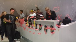 Iseng, Penumpang Kuasai dan Hias Ruang Transit Lion di Cengkareng