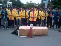 Dukung KPK, Mahasiswa Semarang Salat Gaib di Pinggir Jalan