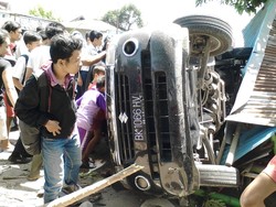 Suzuki APV Terbalik Setelah Tabrak Pemotor Hingga Tewas