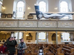 Demi Seni, Musisi Pete Doherty Berubah Jadi Patung Salib