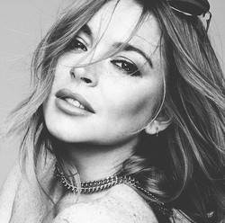 Buktikan Dirinya Masih Eksis, Lindsay Lohan Pose Topless di Majalah