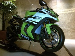 Kawasaki Luncurkan Ninja ZX10R dan Ninja 300