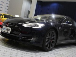 Sensasi di Jok Belakang Mobil Listrik Tesla