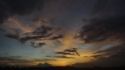 apakah kau melihat langit mentari senja?