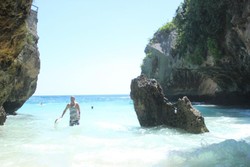 Menyaksikan Atraksi Peselancar di Pantai Suluban Bali