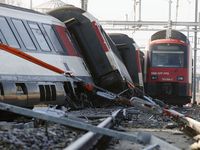 Tabrakan Kereta 5 Orang Luka