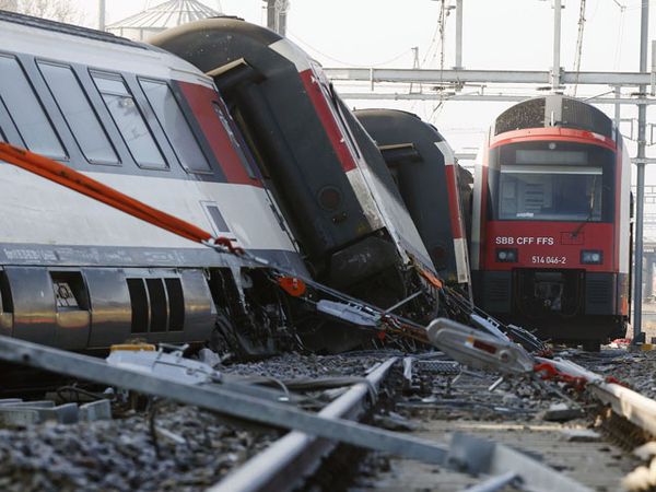 Tabrakan Kereta 5 Orang Luka