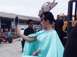 Ketika Syahrini Bersolek di Atas Forklift