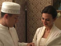 Ditanya Soal Pernikahannya, Wanda Hamidah Tutupi Wajah dengan Selendang