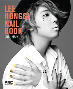 Ini Buktinya, Pria Juga Hobi Menghias Kuku Seperti Wanita