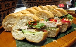 Kalau Tak Mau Terlalu Kenyang, Enaknya Malam Ini Makan Banh Mi
