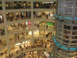 Orang Indonesia Gemar Belanja Pakaian Bermerek, Terutama Barang Impor