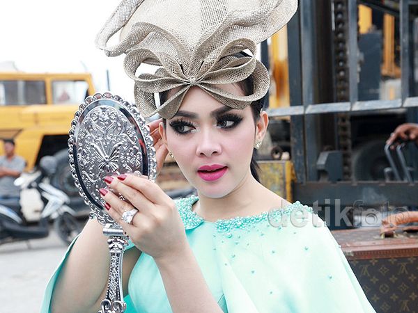 Syahrini Cetar Membahana Pakai Headpiece ala Bangsawan