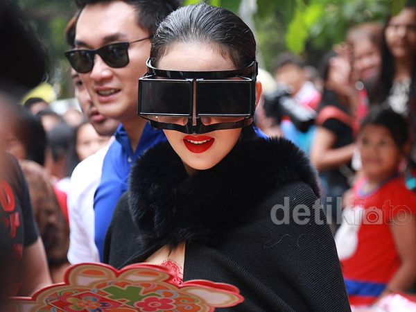Kacamata Futuristik Syahrini