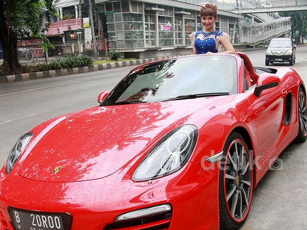 Si Seksi Roro Fitria dan Porsche Kesayangannya