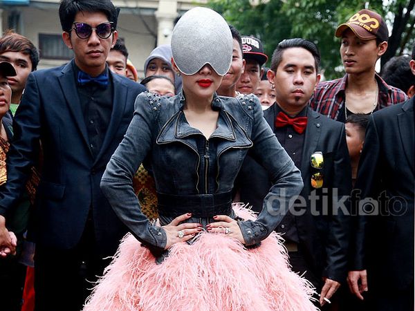 Nyentrik Banget! Syahrini Tampil Bak Lady Gaga