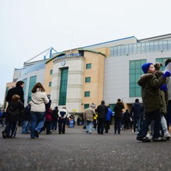 Pelaku Pelecehan Rasial di Paris Dilarang Masuk Stamford Bridge Seumur Hidup