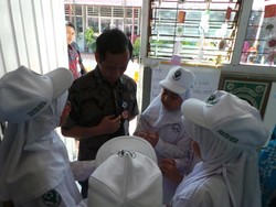 Pagi-pagi, Dirjen Gizi dan KIA Kemenkes Periksa Kuku Murid-murid SD