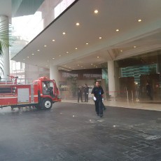Grand Hyatt Terbakar, Pengunjung Panik Kabur Dengan Mobil dan Taksi