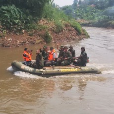 Iwan Fals dan Pangdam Jaya Angkut Sampah di Ciliwung