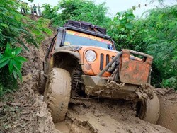 Beraksi Seperti Badak, Jeep Wrangler Taklukkan Medan Offroad Berat