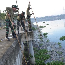 Antisipasi Banjir, AAL Bersih bersih Bozem Morokrembangan
