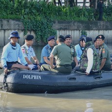 Panglima TNI dan Walikota Risma Sebarkan Virus Kebersihan