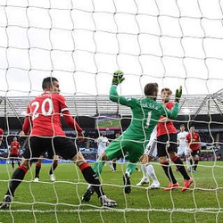 MU Dikalahkan Swansea 1-2