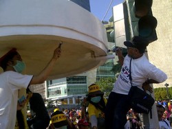 Begini Aksi BW Amplas dan Cat Pos Polisi di Bundaran HI