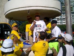 BW Bersama Ratusan Warga Mengecat Pos Polisi Bundaran HI