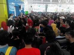 Penampakan Penumpang Menyerbu Petugas Saat Lion Delay 3 Jam di Makassar